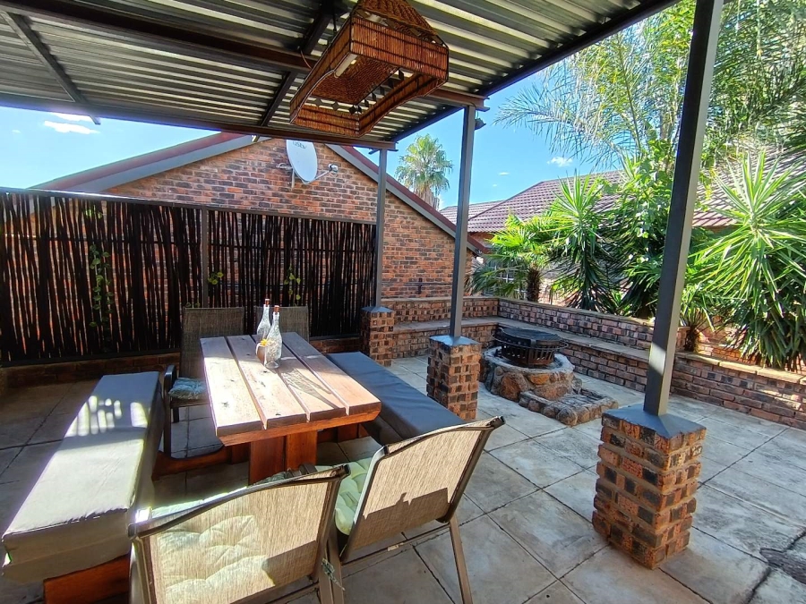 5 Bedroom Property for Sale in Langenhovenpark Free State